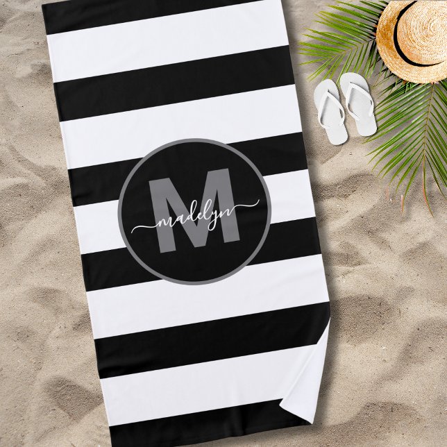 Toalha De Praia Monograma do Nome do Script Stripe Branco Preto (Black White Stripe Script Name Monogram Beach Towel)