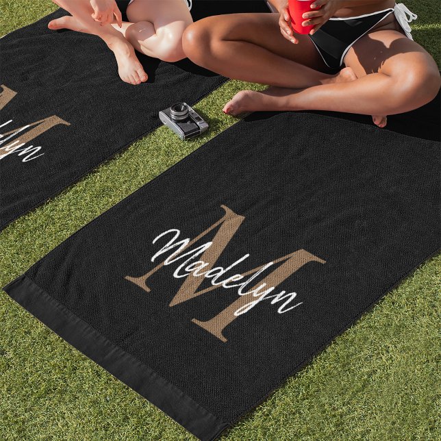 Toalha De Praia Monograma Dourado Moderno, Manuscrito Feminino (This stylish black beach towel has your name on it - literally! Customize it with your initial.)
