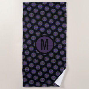 Toalha De Praia Monograma Kaleidoscopic preto roxo do costume do