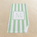 Toalha De Praia Monograma Personalizado Branco Verde Retroestético<br><div class="desc">Crie a sua toalha de praia personalizada com o seu monograma personalizado inicial e nome num fundo retrolistrado em verde estético e branco</div>