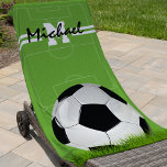 Toalha De Praia Monograma Personalizado de Futebol para Crianças<br><div class="desc">Uma toalha de praia personalizada com um fundo verde que pode ser mudado para qualquer cor,  um campo de futebol,  suas iniciais,  nome e um futebol.</div>