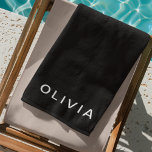 Toalha De Praia Monograma personalizado de nome e preto | Elegante<br><div class="desc">Faça uma declaração na praia ou piscina com esta elegante toalha de praia personalizada. Com um design preto elegante com um monograma e um nome personalizáveis, esta toalha combina estilo e funcionalidade. Feito de material macio e absorvente, é perfeito para saltar pela água ou secar depois de uma natação. Quer...</div>