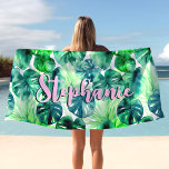 Toalha De Praia Monstera deixa cor-de-rosa tropical<br><div class="desc">Abraçar a vibração dos trópicos com nossa Torre de Praia Tropical de Monstera Deixa-a. Esta toalha impressionante mostra um padrão exuberante de folhas de monstera verde em um belo estilo de aquarela, ideal para trazer um toque de paraíso para qualquer dia de praia ou festa de piscina. Personalize-o com seu...</div>