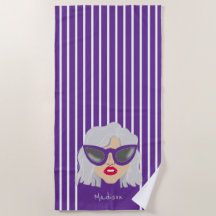 Mulher legal de cabelos de Cinza com óculos roxos 