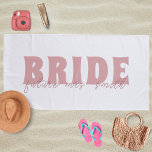 Toalha De Praia Noiva Futuro Sra. Nome Personalizado Branco e Pêss<br><div class="desc">Saia no dia da praia com nossa Noiva Futuro Sra. Personalizada,  White e Peach Beach Towel. Esta toalha de na moda é personalizada com o seu futuro nome da Sra. e nome personalizado,  fazer-a o acessório perfeito para o seu dia especial. Esta toalha é uma obrigação para qualquer noiva.</div>