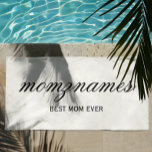 Toalha De Praia Nome de Caligrafia Personalizada Melhor Mãe do Mun<br><div class="desc">Celebre as mães especiais em sua vida com nosso design de Nome de Caligrafia Personalizada Melhor Mãe do Mundo, perfeito para o Dia das Mães, aniversários ou qualquer ocasião para mostrar seu amor. Este presente elegante e personalizável é ideal para todas as mães — sejam elas a melhor mãe do...</div>