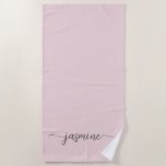 Toalha De Praia Nome de Monograma Rosa Bege Minimalista em Letra M<br><div class="desc">Toalha de praia personalizada de verão com monograma em rosa bege minimalista feminino delicado com nome em letra cursiva. Este design apresenta seu primeiro nome em uma linda tipografia de assinatura com estilo de letra manuscrita com cauda swash (ou caligrafia) em um fundo rosa poeira pastel ou rosa bege claro....</div>