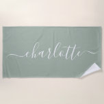 Toalha De Praia Nome de Script Moderno e Elegante Personalizado em<br><div class="desc">Toalha de Praia Personalizada com Nome em Script Moderno em Verde Poeira de Sage</div>