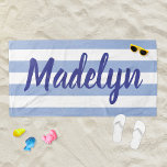Toalha De Praia Nome de Script Strik Azul de Chambray Personalizad<br><div class="desc">O design personalizado de toalha de praia apresenta texto personalizado em um moderno roteiro azul roxo roxo,  que pode ser personalizado com um primeiro ou sobrenome contra um padrão de listras brancas em um fundo azul-câmara leve. As cores e o estilo de fonte podem ser completamente personalizados.</div>