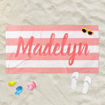 Toalha De Praia Nome de Script Strike de Coral Personalizado<br><div class="desc">O design personalizado de toalha de praia apresenta texto personalizado em um script coral moderno,  que pode ser personalizado com um primeiro ou sobrenome contra um padrão de listras brancas em um fundo cor-de-rosa esbranquiçado. As cores e o estilo de fonte podem ser completamente personalizados.</div>