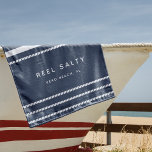 Toalha De Praia Nome do Barco com Faixa de Corda Náutica Moderna<br><div class="desc">Atualize a sua engrenagem de barco com esta toalha de praia personalizada moderna,  que inclui o seu iate ou o seu nome de barco em letras brancas limpas com faixas alternadas de cordas sólidas brancas e náuticas.</div>