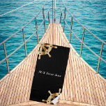 Toalha De Praia Nome do iate do volante preto dourado<br><div class="desc">Um fundo na moda preto. Decorrido com uma parte de dois volantes dourados falsos. Personalize e adicione o nome do barco.</div>