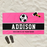 Toalha De Praia Nome do Jogador de Futebol Rosa Personalizado<br><div class="desc">Design de toalha de praia personalizada para crianças e adolescentes apresenta uma bola de futebol personalizada com o número uniforme do jogador, texto personalizado para o primeiro ou sobrenome do jogador e texto moderno para o nome do time do futebol. Faz um presente de favor único para torneios e festas...</div>