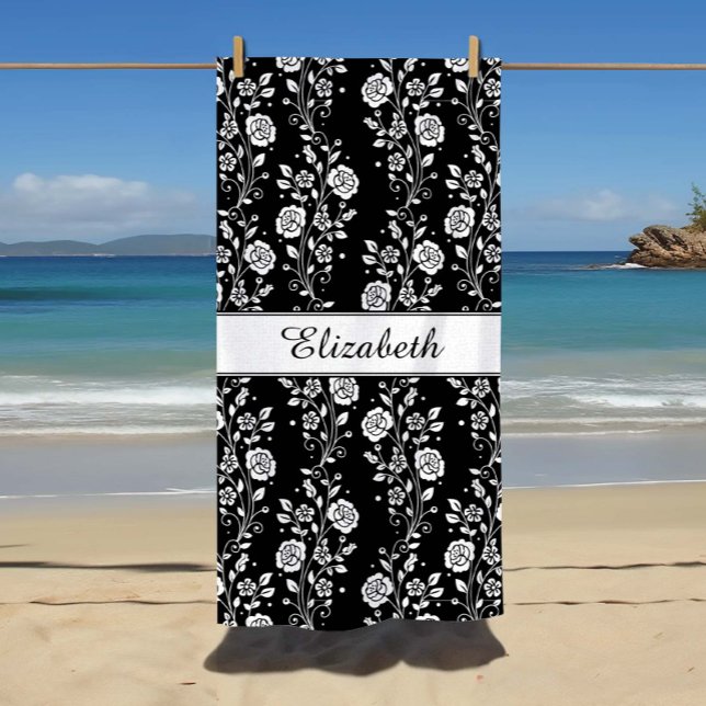 Toalha De Praia Nome Floral Branco e Preto Elegante (Custom Name Elegant Black & White Floral Beach Towel.)
