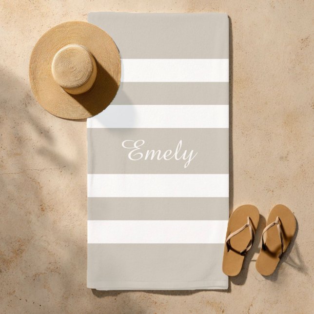 Toalha De Praia Nome Listrado em Taupe Moderno (Modern Taupe Beige Striped Beach Towel)