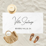 Toalha De Praia Nome Moderno Personalizado da Residência Doméstica<br><div class="desc">As toalhas personalizadas de piscina e praia em chic apresentam o nome de sua residência residencial em caracteres manuscritos modernos e negros com simples informações de localização de todos os bonés. Personalize com o nome da sua casa - Villa Sobrenome ou outro título preferido - e a localidade e o...</div>