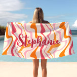 Toalha De Praia Nome personalizado cor-de-laranja cor-de-rosa Abst<br><div class="desc">Faça um salto este verão com a nossa Torre de praia de Abstrato de Raio Retro, personalizada apenas para você! Este design atraente apresenta ondas de abstrato em uma vibrante mistura de cor-de-rosa e laranja, criando um olhar divertido e inspirado em retrô. A adição do seu nome personalizado em um...</div>