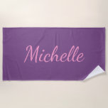 Toalha De Praia Nome Personalizado em Script Rosa em Roxo<br><div class="desc">Este simples design de toalha de praia apresenta um nome personalizado em uma fonte cor-de-rosa,  semelhante a script,  em um fundo roxo.</div>