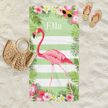 Toalha De Praia Nome Personalizado Flamingo Floral, Rosa Verde Tro<br><div class="desc">Esta toalha de praia de verão personalizada na na moda apresenta um bonito flamingo rosa,  folhas de palma tropicais,  flores de hibisco e listras brancas costeiras. As cores vibrantes incluem rosa,  magenta,  amarelo,  menta e verde. Personalize o texto personalizado com um nome.</div>