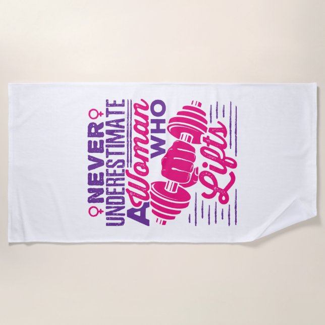 Toalha De Praia Nunca subestime uma mulher que levanta (Frente)