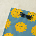 Toalha De Praia Padrão Amarelo Feliz do Sol no Azul Personalizado<br><div class="desc">Um lindo e feliz desenho solar de desenho em fundo azul.</div>