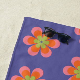 Toalha De Praia Padrão de Flor do Groovy dos anos 70 em Roxo