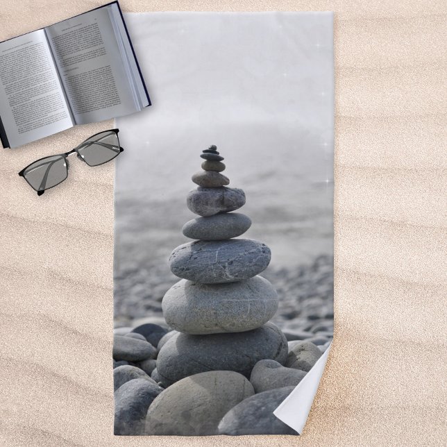 Toalha De Praia Pedras de Equilíbrio Zen Meditação (Beach towel featuring a stone balance in elegant grey colors. Perfect for dreaming and meditation)