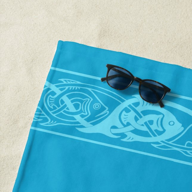 Toalha De Praia Peixe de Knotwork Celta em Blue Beach Towel (In Situ)