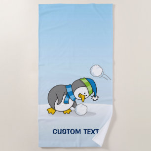 Toalha De Praia Pequeno pinguim pegando uma bola de neve