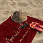 Toalha De Praia Personalizado Com Nome Monograma Moderno Preto Dou<br><div class="desc">Apresentando a Toalha de Praia com Monograma Moderno em Dourado e Vermelho Escuro Personalizada com Nome - um acessório sofisticado e elegante que traz um toque de luxo para a sua experiência na praia ou à beira da piscina. Esta toalha de praia personalizada apresenta uma tipografia elegante e um monograma...</div>