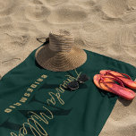 Toalha De Praia Personalizado Com Nome Monograma Moderno Verde Dou<br><div class="desc">Apresentando a Toalha de Praia com Monograma Moderno em Verde e Dourado Personalizada com Nome - um acessório sofisticado e elegante que adiciona um toque de requinte à sua experiência na praia ou à beira da piscina. Esta toalha de praia personalizada apresenta uma tipografia elegante e um monograma moderno minimalista...</div>