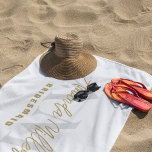 Toalha De Praia Personalizado Com Nome Ouro Branco Monograma Moder<br><div class="desc">Apresentando a Toalha de Praia com Monograma Moderno em Ouro Branco Personalizada com Nome – um acessório luxuoso e sofisticado que adiciona um toque de elegância à sua experiência na praia ou à beira da piscina. Esta toalha de praia personalizada apresenta uma tipografia elegante e um monograma moderno minimalista em...</div>