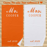 Toalha De Praia Personalizado Sr&Sra. Honeymoon Gift Newlyweds Ora<br><div class="desc">Bem-vindos aos recém-casados felizes para a lua de mel deles com o nosso costume Sr. e Sra. Orange Beach Towel! Essa toalha suave e absorvente é personalizada com os nomes dos casais e estabeleceu o ano,  fazer-a como um presente perfeito para celebrar sua união especial.</div>
