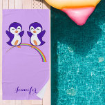 Toalha De Praia Pinguins Roxos Cujos Púrpura no Arco-íris<br><div class="desc">Este bonito design de pinguim roxo é um casal de pinguins bonitos dançando em um belo arco-íris. Eu adoro presentes animados e felizes para iluminar o meu dia.</div>