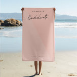 Toalha De Praia Pink de Pêssego de Bachelorette | Pastel moderno m<br><div class="desc">Este na moda personalizado design de Bachelorette apresenta uma tipografia de script escrita à mão e um fundo diagonal de tom duplo cor-de-rosa pastel. Você pode personalizar facilmente o nome, a data e a hashtag da noiva ou adicionar sua mensagem personalizada! O perfeito acessório moderno minimalista para um fim de...</div>