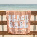 Toalha De Praia Praia Babe Trendy Peach Festa de solteira Legal<br><div class="desc">Apresentando a Praia Babe Trendy Peach Legal Beach Towel — um presente perfeito de solteira e um acessório essencial para celebrações na praia. Esta toalha de praia personalizada é a escolha ideal para casamentos de destino, fazer-a como um presente único e ponderado de damas de honra ou um símbolo especial...</div>