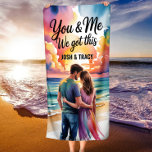 Toalha De Praia Românico Verão Casal Vibe Você e Eu Temos Isto<br><div class="desc">Celebrar o amor, a força e os dias ensolarados com esta toalha de praia "Você e eu temos isso", projetada para casais que lidam com a vida — e as ondas — juntos. Perfeito para luas de mel, férias de praia, ou datas de verão, esta toalha adiciona uma vibração doce...</div>