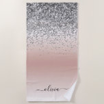 Toalha De Praia Rosa Dourado - Rosa Bege com Glitter Monograma Pra<br><div class="desc">Rosa Dourado - Toalha de Praia com Nome Monograma em Brilho Metálico Rosa Bege e Prata, Brilho de Glitter Falso de Folha Metálica. Isso torna o presente perfeito para 16 anos, casamento, chá de noiva, aniversário, chá de bebê ou festa de despedida de solteira para alguém que ama luxo e...</div>