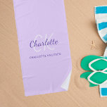 Toalha De Praia script das iniciais do monograma violeta de lavand<br><div class="desc">Personalize e adicione seu primeiro nome,  letras monográficas,  iniciais e nome do cheio. Uma lavanda feminina,  cor de fundo violeta. Letras púrpuras e brancas de cor.</div>