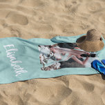 Toalha De Praia Script de foto e nome personalizado<br><div class="desc">Crie sua própria foto e nome ou mande uma toalha de praia personalizada. Pode ser um presente de aniversário chic, um presente para uma dama de honra, madrinha de casamento ou mãe da noiva/noivo, ou para um formando. Observe que as cores de fundo e texto podem ser alteradas após a...</div>