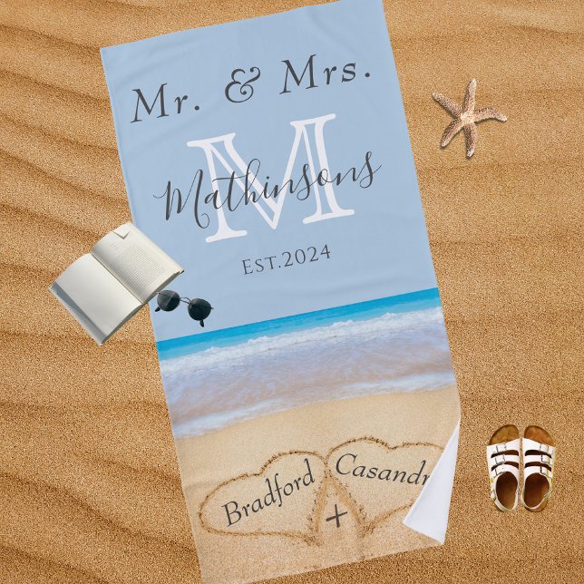 Toalha De Praia Sr.ª Beach Wedding Hearts Sand Family Monograma (Criador carregado)