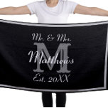 Toalha De Praia Sr. Elegante e Sra. Monograma Black<br><div class="desc">Um simples e elegante negro e branco Sr. & Sra. Monogrammed Beach Towels para a Lua de mel da Noiva e do Groom. Personalize com o Sobrenome da Newlyws e Inicial. Faz um presente de casamento excelente. Peça dois hoje!</div>