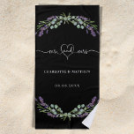 Toalha De Praia Sr. recém-casados lavanda casamento negro<br><div class="desc">Decorado com a Sra. com coração. Fundo preto,  texto branco. Decorrido com flores lavandas e eucalipto verde. Personalize e adicione seus nomes.</div>