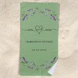 Toalha De Praia Sr. recém-casados lavanda sage casamento verde<br><div class="desc">Decorado com a Sra. com coração. Um plano verde da moda. Personalize e adicione seus nomes. Texto preto. Decorrido com flores lavandas e eucalipto verde.</div>