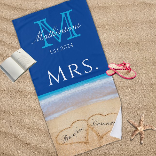Toalha De Praia Sra. Beach Wedding Hearts in Sand Family Monograma (Criador carregado)