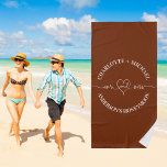 Toalha De Praia Sra. Honeymoon Brown New lyweds<br><div class="desc">Um fundo castanho tendencioso e enferrujado,  texto branco. Sr. e um coração. Personalize e adicione seus nomes.</div>