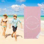 Toalha De Praia Sra. Honeymoon, noiva branca rosa<br><div class="desc">Um fundo cor-de-rosa pastel,  texto branco. Sr. e um coração. Personalize e adicione seus nomes.</div>