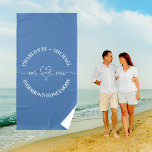 Toalha De Praia Sra. Honeymoon recém-casados brancos e poeirentos<br><div class="desc">Um fundo azul tendencioso e empoeirado,  texto branco. Sr. e um coração. Personalize e adicione seus nomes.</div>