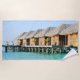 Toalha De Praia Tiki Huts em um píer com telhados
