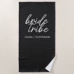 Toalha De Praia Tribo Bride | Rapariga de Casamento de Destino<br><div class="desc">A simples, moderna e na moda, "Bride Tribe", cita a toalha de praia com letra de script em preto e branco em estilo de moda. Os nomes podem ser personalizados com nomes do seu partido noivo. Você pode usá-lo para a noiva, madrinhas, floreiras ou Mãe da Noiva. Os acessórios coordenadores...</div>